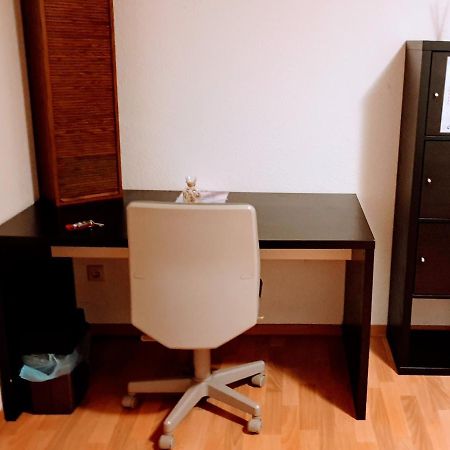 Budget Rooms In Halle With Shared Bathroom, Free Wifi, Netflix & Ipad Exterior foto
