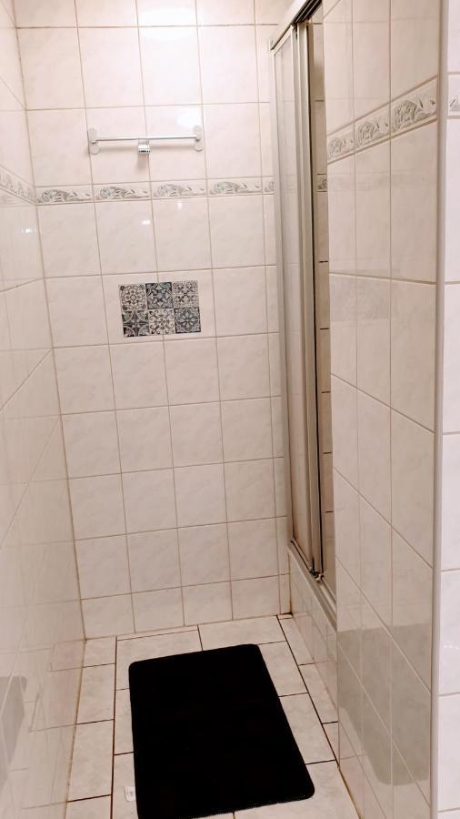Budget Rooms In Halle With Shared Bathroom, Free Wifi, Netflix & Ipad Exterior foto