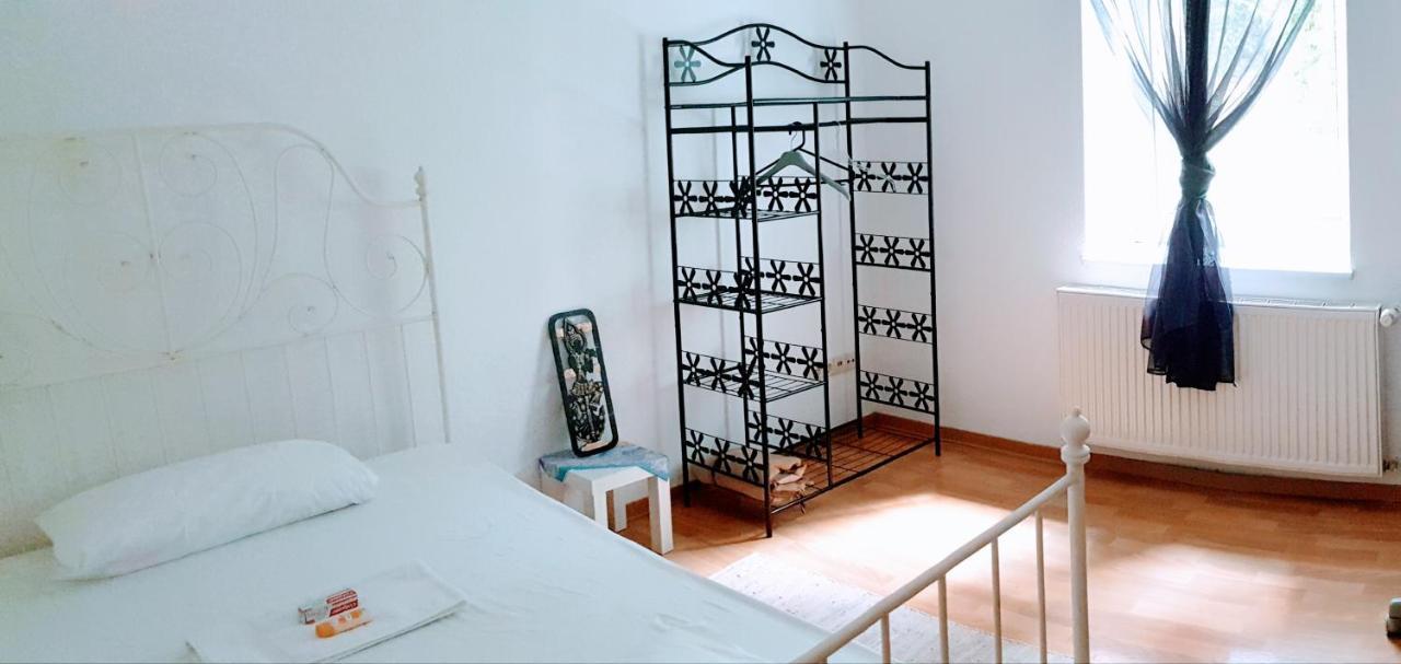 Budget Rooms In Halle With Shared Bathroom, Free Wifi, Netflix & Ipad Exterior foto