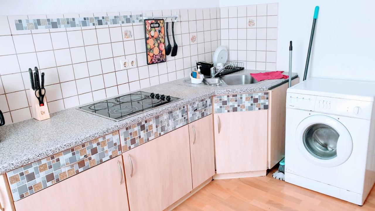 Budget Rooms In Halle With Shared Bathroom, Free Wifi, Netflix & Ipad Exterior foto