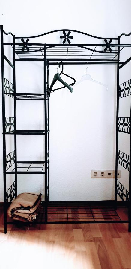 Budget Rooms In Halle With Shared Bathroom, Free Wifi, Netflix & Ipad Exterior foto