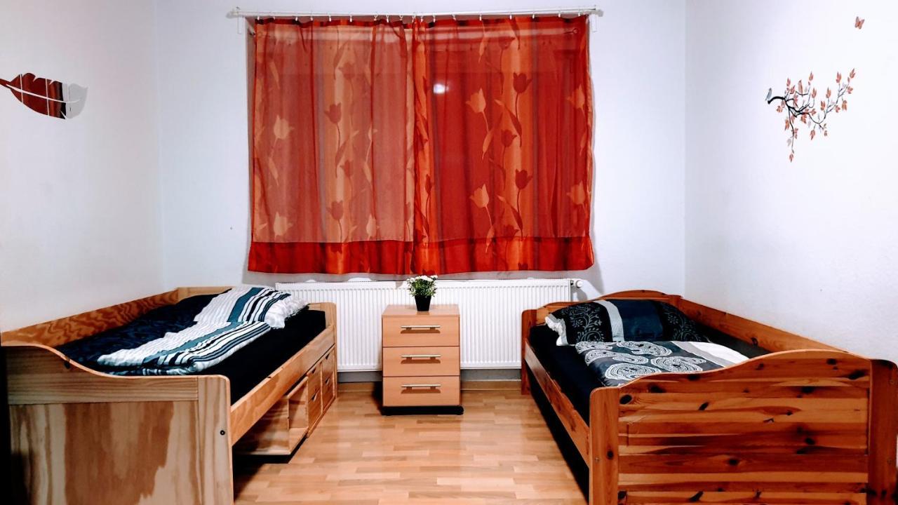 Budget Rooms In Halle With Shared Bathroom, Free Wifi, Netflix & Ipad Exterior foto